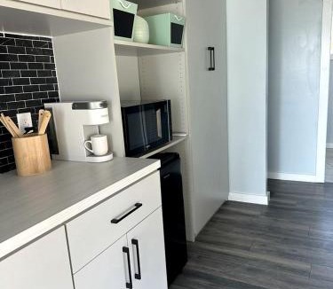 Sardis House | Charming Container Home with Hot Tub near Sardis Lake, Perfect for a Romantic Glamping Getaway