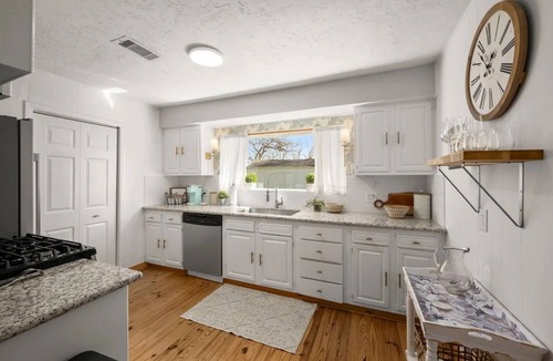 Tomball Cottage | Charming Cottage in Old Town Tomball -walk to shopping and restaurants