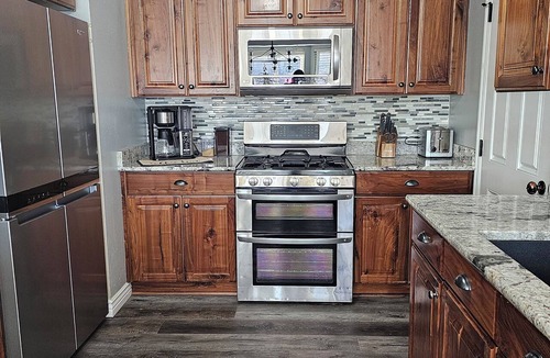 Naples House | Charming Cozy Rambler 3 Bedroom 4 beds 2 bath with Hot Tub and Wheelchair Access