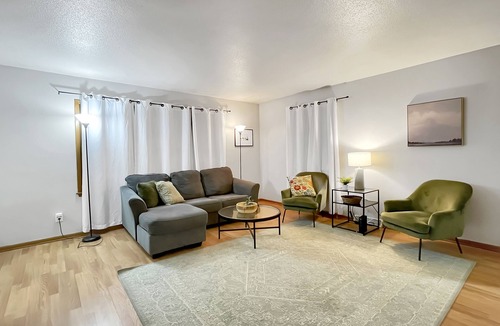Des Moines Apartment | Charming Family Friendly 3BR Duplex Close to Drake