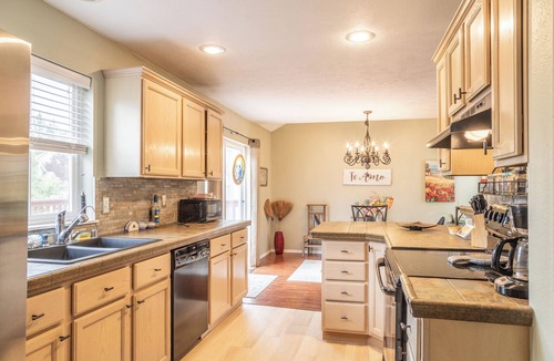 Latah Valley House | Charming family home with amazing views 10 minutes to downtown