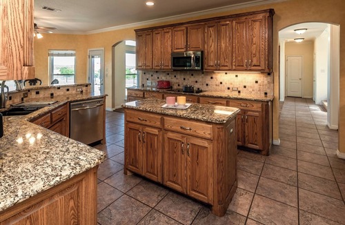 Ponder House | Charming farmhouse in Countryside with Pool & great views for 16 guests