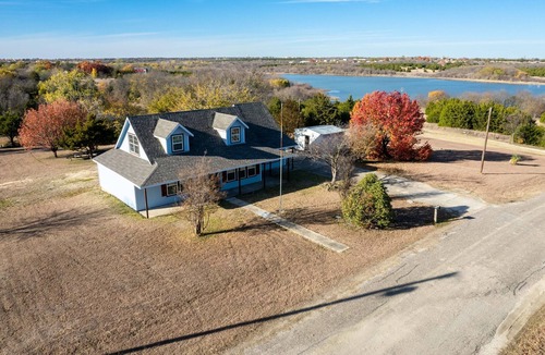 Princeton House | Charming Farmhouse on Lake Lavon: Hiking, Fishing & ATV Trails
