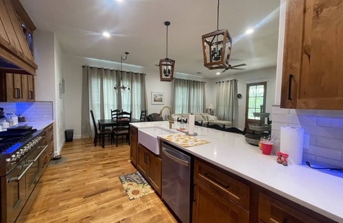 Goldsboro House | Charming farmhouse, quiet country home, perfect for family getaway in cozy Ovalo