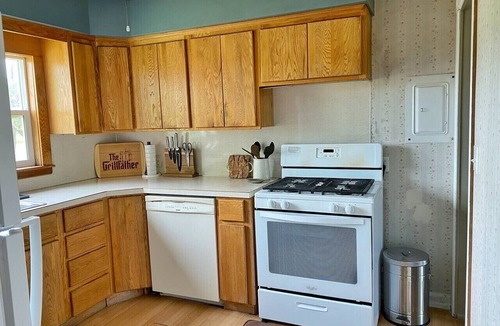 Baker County Cottage | Charming Fisherman’s Cottage with Gorgeous Views