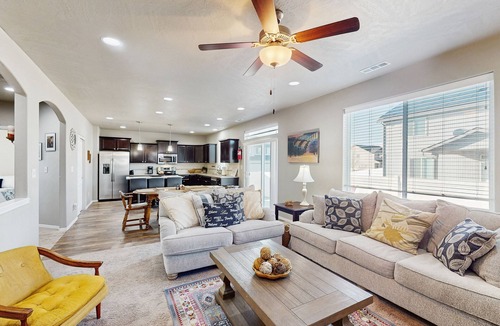 College Place House | Charming Getaway Retreat Near College Place with gas fireplace