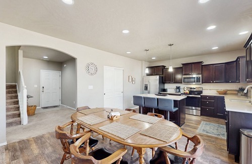 College Place House | Charming Getaway Retreat Near College Place with gas fireplace