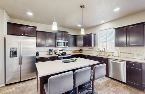 College Place House | Charming Getaway Retreat Near College Place with gas fireplace
