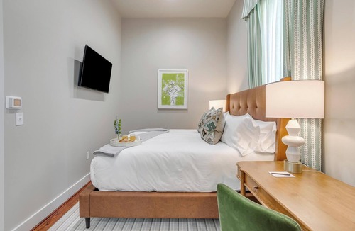 Granbury Hotel | Charming Granbury Hotel Room on the Historic Granbury Square