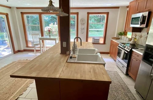 Boles Cottage | Charming Group Cottage with Amazing Equipped Backyard in Arkansas