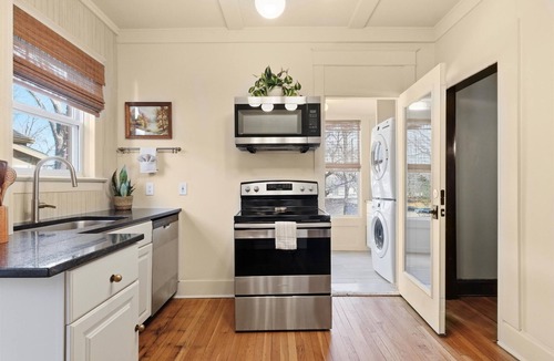 Midtown - Westport House | Charming Historic 1890 House | Hot Tub + Streetcar Access | KC