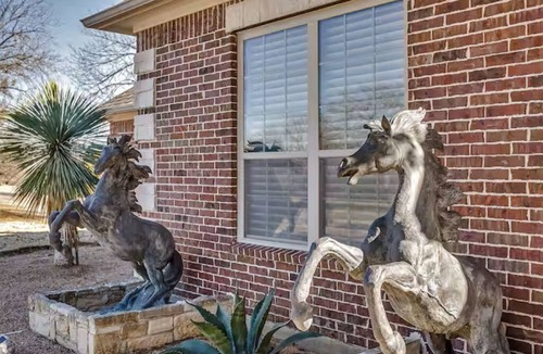 Fort Worth House | Charming house with AC and fitness room in enjoyable Fort Worth