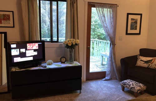 Shelton House | Charming Island Chalet, Big Kitchen, Relax, Quiet Forest Setting, Starry Nights