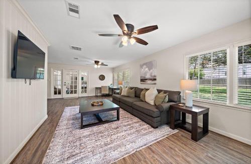 Shoreacres House | Charming La Porte Retreat Spacious 3BR 2BA Home with Outdoor Living Space