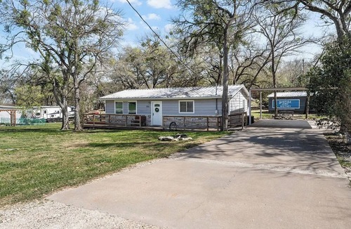 Clifton House | Charming Lake Whitney Retreat—Family Getaway or Fishing Trip Near Waco & Clifton