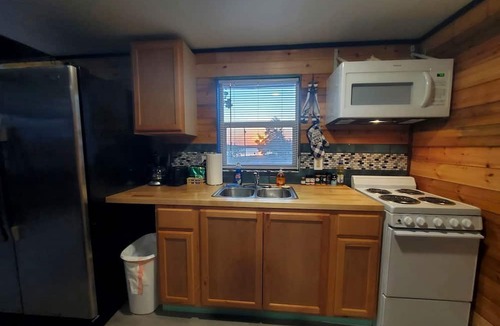 Cisco Cabin | Charming Lakefront Cabin with Sandy Beach Access & Fire Pit Near Lake Cisco, TX