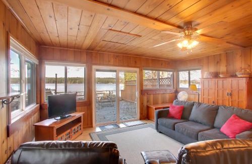 Diamond Lake House | Charming Lakefront Cabin w/Deck & Fire Pit!