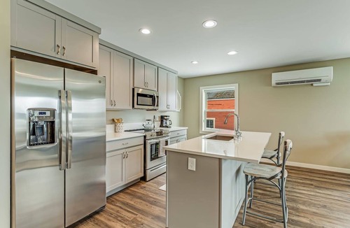 Poulsbo Condo | Charming Liberty Bay condo with bay views, high-speed WiFi, & washer/dryer