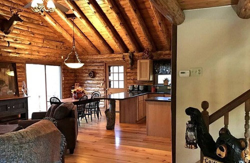 Oakley Cabin | Charming Log Cabin Getaway with Private Hot Tub near Decatur, Illinois