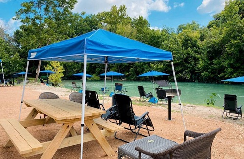 Prairie Lea Cabin | Charming Log Cabin in Texas - Perfect Glamping Vacation on the San Marcos River near Kingsbury