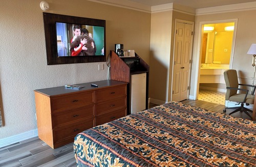 Clodine Hotel | Charming Non-Smoking King Bedroom in Lovely Houston with AC