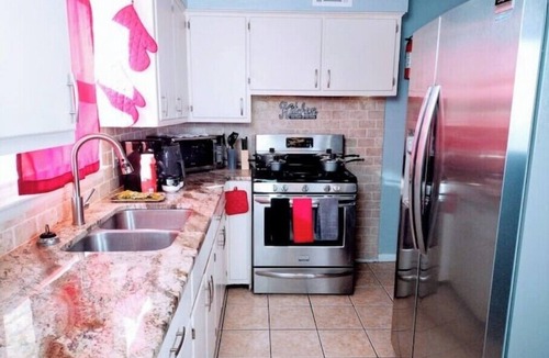 Kansas City House | "Charming Oasis: Sleeps 11: Pool Table: Big screens: Full Kitchen"