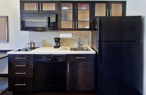 West Des Moines Hotel | Charming Oasis in the Heart of West Des Moines! Full Kitchen, Pets Allowed!