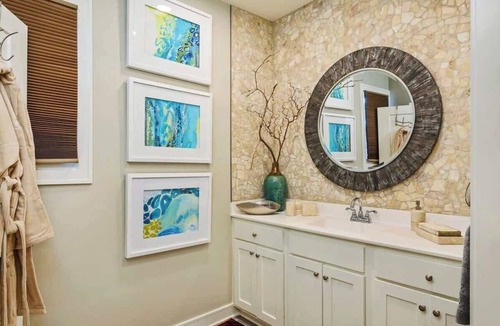 Parkville Apartment | Charming Penthouse on Main Queen Bed MiniFridge