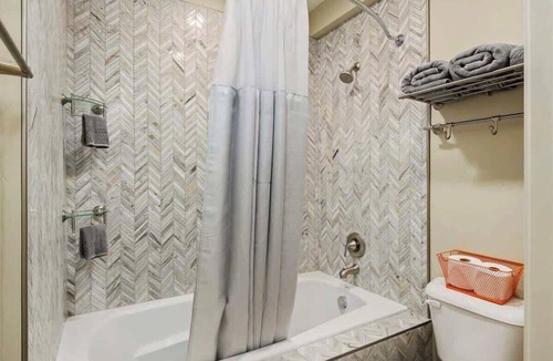 Parkville Apartment | Charming Penthouse on Main Queen Bed MiniFridge