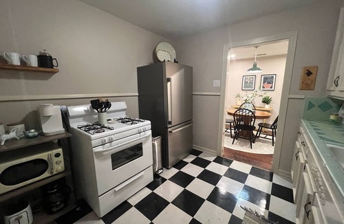 Nacogdoches House | Charming Pine Cottage near SFA, azalea gardens, & walking trails.