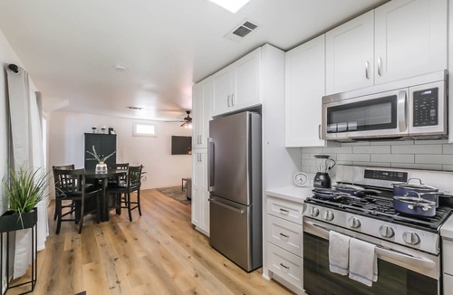 Kempwood House | Charming private home sleeps 6 in Spring Branch with a large fenced yard, fast WiFi, smart TVs, and ample parking—easy access to the Heights & Downtown. Includes a primary king ensuite for added privacy.