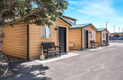 Pinnacles Entrance Badlands Cabin | Charming Renovated Ground-Level Cabin with Quiet Setting Near Wall Drug – Wall, South Dakota