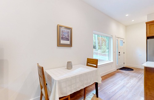Rollingbay House | Charming Retreat for Two w/Great Views, Near Golf & Beach, Wifi, Close to Town