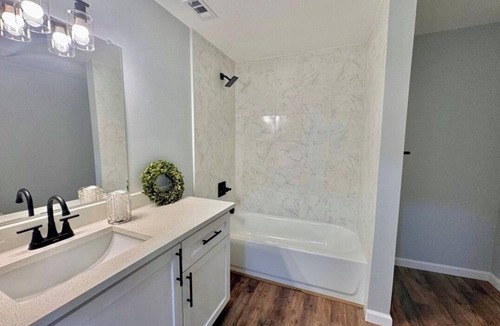 Hillsboro House | Charming spacious house with WiFi walking distance from downtown Hillsboro
