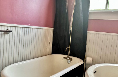 Baton Rouge Condo | Charming Spanish Town Chalet centrally located for Baton Rouge food and fun