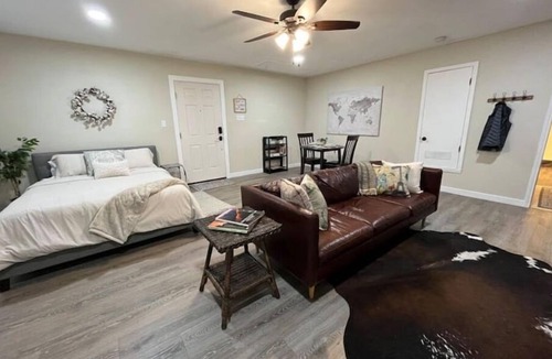 Taylor Hotel | Charming Studio with fireplace