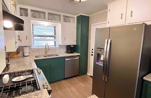College Station House | Charming Three Bedroom ~ 5 Mins to A&M ~ Quiet Neighborhood