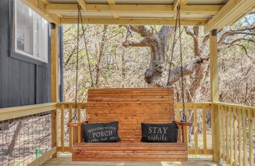 Bulverde House | Charming Tiny Home Retreat | Porch Swing, Grill, Stargazing Near Caverns