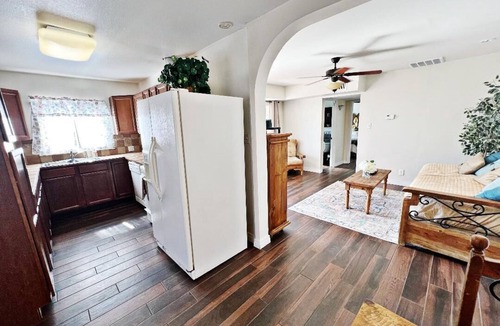 Timberwolf House | Charming townhome in lovely El Paso with view of the Franklin Mtn's Star