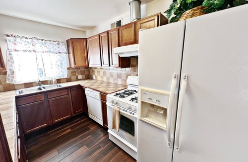 Timberwolf House | Charming townhome in lovely El Paso with view of the Franklin Mtn's Star