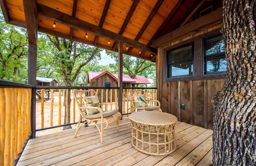 Elm Mott House | Charming Treehouse for Two Near Magnolia, Texas
