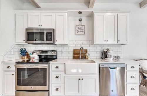 Carlton Landing House | Charming Twinkle Lane Cottage