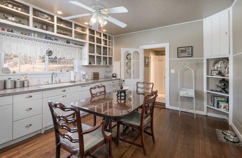 Durango House | Charming Victorian Farmhouse, Privacy, Wi-FI , 5 min to Durango