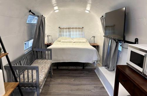 Mineral Wells House | Charming Vintage Airstream with Covered Patio near Mineral Wells, Texas