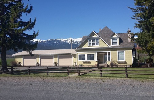 Baker City House | Charming Vintage Farmhouse With Spectacular Views - sleeps up to 8