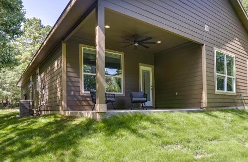 Seven Coves House | Charming Willis Hideaway < 1 Mi to Lake Conroe!