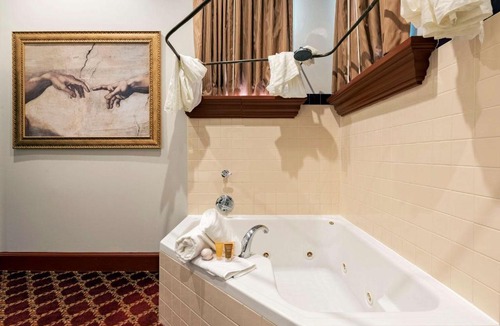 I-435 West KC-KS Hotel | Chateau Avalon, Ascend Hotel Collection