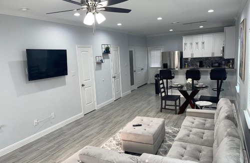 Southeast Houston House | Cheerful 2 bedroom w/ upstairs balcony & a view