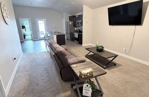 Midland House | Cheerful 3 Bedroom House in Midland, TX! Fast WIFI, Coffee, Parking!