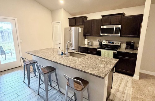Midland House | Cheerful 3 Bedroom House in Midland, TX! Fast WIFI, Coffee, Parking!